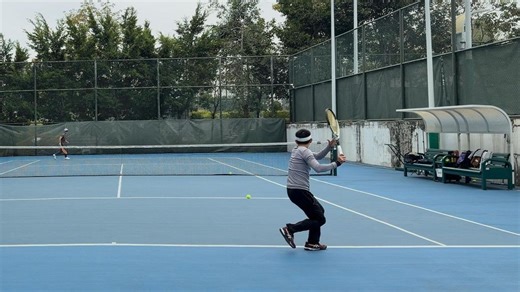 网球 Vlog 162 又到迷茫期了吗？各种不对劲，挥拍都不会了，眼睛也看不准球。这个阶段大家都是怎么做，是继续练还是休息一段时间呢？