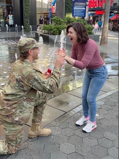 Sweetest surprise homecoming proposal at Universal Studios 🥹 Soldier plans surprise proposal. #surprise #foryoupagе #fyp #fypシ #viral #funny #prank #ootd #wtf #blessings #couple #hack #travel