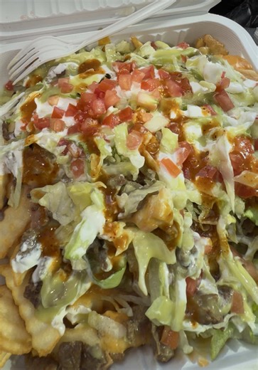 Respectfully, these were not for me chat 😩 lettuce and tomato left fries soggy. No mozzarella cheese, no guac. Maybe the rest of their menu is good since they have 4.5 ⭐️ but these carne asada fries were not it. #laeats #povfood #lafoodie #mexicanfood #carneasadafries