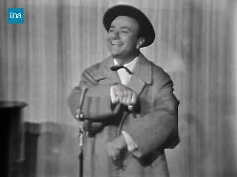 Sur scène, Fernand RAYNAUD interprète le sketch "Les lacets"1961 #dldléditions #fernandraynaud