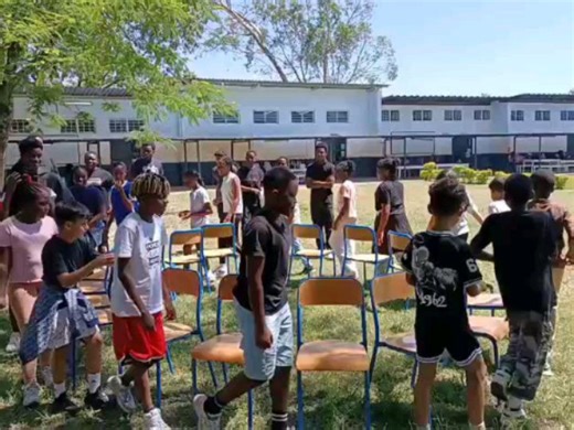 lycée français Blaise Pascal on Instagram: "🌲 une belle parenthèse au Lycée Français Blaise Pascal ! Les élèves de Terminale ont animé des ateliers de Noël avec les classes de CM2. Entre dessins, chorale, jeux éducatifs et créations artistiques, les enfants ont appris en s’amusant et ont pu laisser libre cours à leur créativité. Cette rencontre inter-cycles a permis aux plus jeunes de découvrir de nouvelles notions tout en s’amusant, et aux Terminales de partager leur patience et leur 