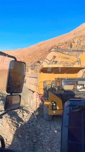 9.8K views · 203 reactions | A Dangerous Turn on the Edge of the Abyss | Alat Berat Mania | Facebook