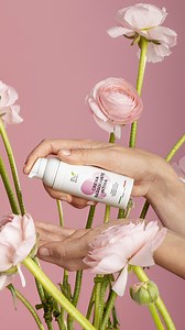 Skincare alla V? 💖 Non dimenticare di prenderti cura anche della zona intima. Dopo la detersione, applica Crema Rassodante Intima: il mix di Collagene e Acido Ialuronico aiuta a rassodare, compattare e rigenerare la pelle, restituendole tono ed elasticità ✨ Scoprila ora su ecobioboutique.it #ecobioboutique #skincareintima #vcare #benessereintimo #selfcare | Eco Bio Boutique