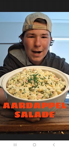 AARDAPPEL SALADE 🥔🥗 | Recept 👇 Als je voor bij de bbq nog een lekker bijgerecht zoekt, dan moet je deze aardappelsalade echt eens proberen. Met gekookte aardappelblokjes, een aantal lekkere toevoegingen en een romige saus maak je echt de allerbeste aardappelsalade! Recept aardappelsalade 🌟 9,0 ⌚️ 25 minuten 1 uur afkoelen 👨‍🌾 6 personen (hoofdgerecht ipv aardappels of friet) of ongeveer 18 porties als bijgerecht Ingrediënten: - 1,2 kilo aardappelen (bij voorkeur vastkokend) - 150 gram diep