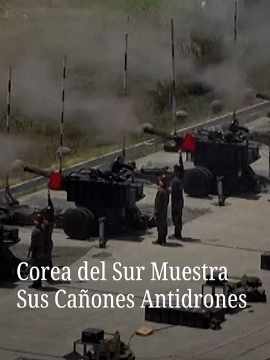 La Fuerza Aérea de Corea del Sur realizó su primer ejercicio con fuego real simulando la interceptación de un ataque de enjambre de drones, en un intento por adaptarse a la creciente amenaza que representan en la guerra moderna. Durante el ejercicio, ocho cañones antiaéreos Vulcan destruyeron 44 drones de un grupo de 50. Los seis restantes fueron interceptados a corta distancia utilizando un sistema láser portátil y cinco escopetas. #viralesnmás #coreadelsur