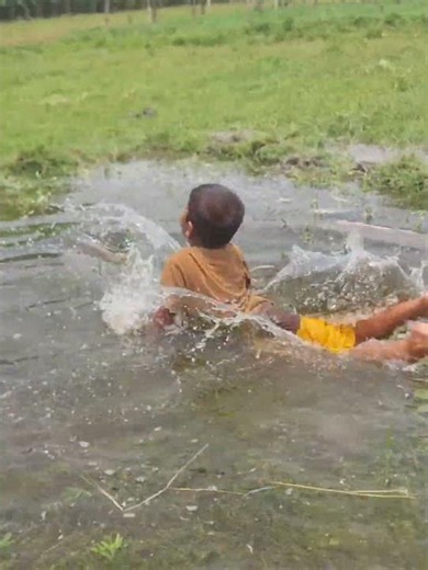 Kid Catches Giant Fish Bare Hands