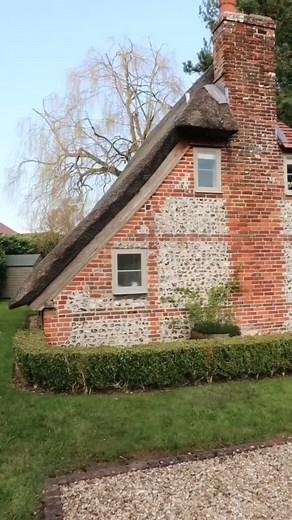 Perfect English Cottage in Hampshire! More on our YouTube channel ‘Kirsten & Joerg’#england #cottagecore #cottagecoreaesthetic #janeausten