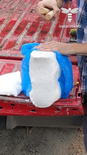 Cutting a fondant block can be a hard task, and the easiest way to accurately