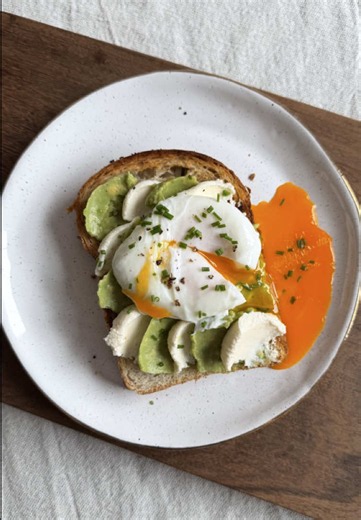 Palta, ricota y huevo poché sobre pan lactal - desayuno fácil