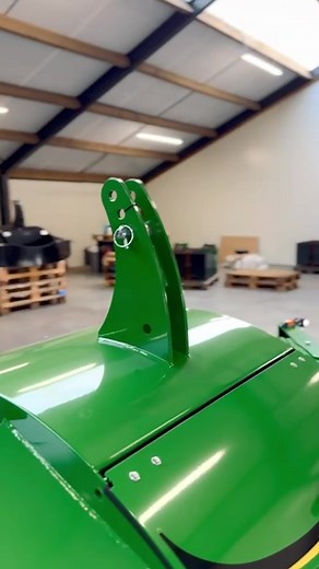 🚜☁️ 👉 Benieuwd welk TractorBumper-model het best bij jouw tractor past? Doe de QUIZ in 2 MIN! KLIK OP DE LINK. ➕️ Breedteverlichting op ooghoogte en exacte breedte; ➕️ Onderrijbeveiliging zoals op jouw trailer; ➕️ Breedtemarkering in de juiste afmetingen en klasse; ➕️ Frontgewicht 100–2500 kg; ➕️ Opbergbak 50–300 L; ➕️ Gratis met je eigen logo erop. Ontdek alle modellen in onze WEBSHOP! Bestel nu en ben zichtbaar dit najaar! 🌘🌫❄️ 🇳🇱 Met zorg gemaakt in Alphen nb sinds 2013. | TractorBumper