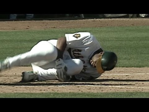2001 ALDS Gm4: Dye breaks leg after fouling ball off
