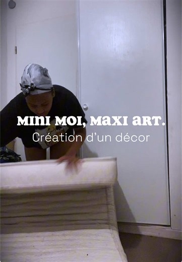 ⭐️Mini Moi, Maxi Art ⭐️ ✨Création d’un décor ✨ J’en avais marre de repas avoir un endroit fixe pour mon Setup mais j’avais pas les moyens de politique…donc je fais avec ce que j’ai sous la main !! 💪🏽 Et c’est pas mal du tout 🙂‍↔️🥳 #esuwa #art #artiste #setup #contentcreator #contenu #decor #decoration #camerountiktok🇨🇲 #explore #viral #minimoimaxiart #serie
