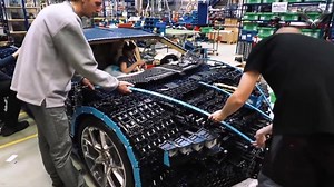 801K views · 4.5K reactions | #Entérate La empresa Lego, publicó un impresionante video en el que muestran un auto modelo Bugatti Chiron construido íntegramente con piezas de Lego y a tamaño real. Además, como muestran en el video, el aparato puede manejarse, tal y como comprobaron en las mismas pistas de pruebas que usa la compañía Bugatti. #Bugatti #BlackDiamondCars  Síguenos en Instagram:  blackdiamondcarsqro | Black Diamond Cars | Facebook