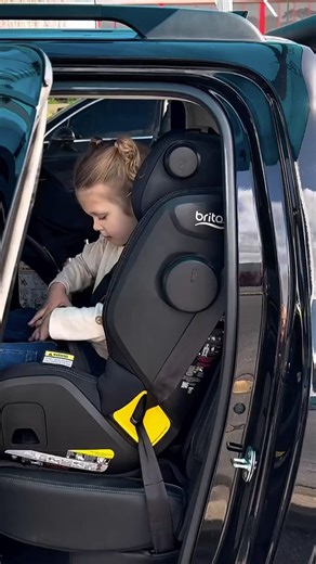 Come with us as @mikaylaagraetz gets the Britax Safe-N-Sound B-Grow ClickTight car seat installed with the help of the expert team at @baby.bunting. Having a professional installation ensures peace of mind that your little ones are travelling safely and securely. A big thank you to Baby Bunting for making the process so simple and reassuring. | Britax