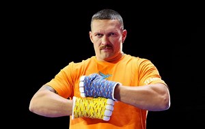 Million-dollar autograph: Usyk leaves his signature on fan's car engine