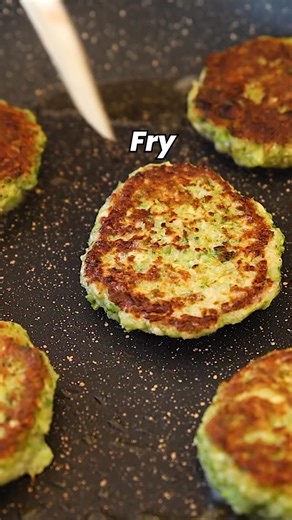 Quick, easy and delicious broccoli fritters 🥦 | The Cooking Foodie
