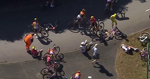 Tour de France Femmes 2024 - Massensturz nach Kreisverkehr auf 5. Etappe: Demi Vollering in Gelb am Boden