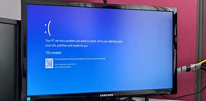 Windows 11のフリーズ画面が黒から青へ逆戻り。固まって目の前真っ暗か顔面真っ青か、選べるならどっち？