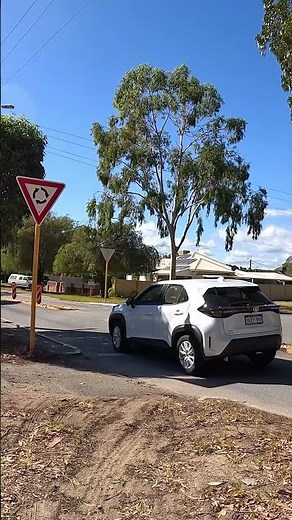 The Smallest Roundabout in the World (Perth, Australia) #roundabout #perth