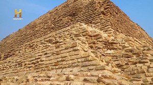 653K views · 9.2K reactions | #AlienígenasAncestrales En Saqqara, Egipto, a menos de 25 kilómetros de la meseta de Giza, se encuentra una antigua necrópolis de la realeza egipcia. Entre la multitud de tumbas, se destaca aquella que muchos arqueólogos consideran la pirámide más antigua de Egipto: la pirámide escalonada de Zoser. | HISTORY | Facebook