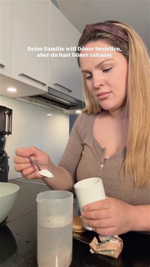 Nora Kelmendi on Instagram: "Döner für 2 Erwachsene und 2 Kinder 🙌🏻 Ja es braucht etwas Zeit aber es lohnt sich sehr, wir lieben den Döner genau so! Fürs Fladenbrot: 500g Weizenmehl (ich habe Halbweissmehl genommen) 1/2 Hefe 320g lauwarmes Wasser 1 EL Olivenöl 1 Prise Zucker 1 TL Salz (45 min aufgehen lassen und bei 220 Grad ca 20 min bei Ober und Unterhitze backen) Rotkohl: Ca 250g Rotkohl raffeln, mit etwas Salz, Zucker und frischen Koriander durchkneten und ziehen lassen Dönerfleisch: Ca 50