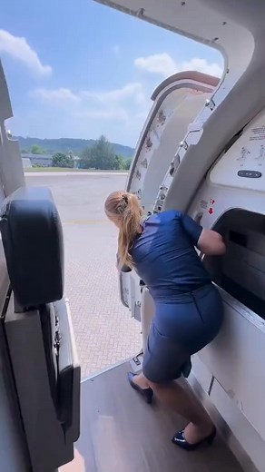 74K views · 1.4K reactions | Aviation Lovers ♥️♥️♥️ #ladypilot #flyinggirl #pilotlifestyle #aviationlovers #femalepilots #cabincrew #flightattendant #airport #landing #aviation #ladypilot #pilotgirls #cabincrewgirls #aviationgirls #airhostess | Aviation Girls | Facebook