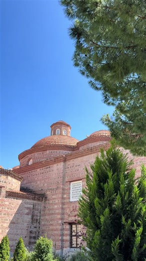 📍Nilüfer Hatun İmarethanesi - İznik Nilüfer Hatun İmareti, erken Osmanlı mimarisinin İznik’te günümüze ulaşan en önemli yapılarından biridir. Yapı, kitâbesine göre 1388 yılında Osmanlı Sultanı I. Murad tarafından annesi Nilüfer Hatun adına inşa ettirilmiştir. İlk işlevi yalnızca bir aşevi değil; yolcuların, dervişlerin ve ihtiyaç sahiplerinin barınabildiği, aynı zamanda ibadet edilen çok işlevli bir imaret-zaviye yapısı olarak düşünülmüştür. Bu yönüyle Osmanlı’nın sosyal yardım anlayışını mimar