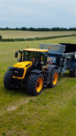 Ever seen a tractor that can do it all and look good doing it? Meet the JCB Fastrac 6000. | JCB Agriculture