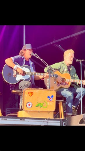 Eddie Vedder and Glen Hansard #ohanafestival #eddievedder #glenhansard #theframes #kurtlaxsonart #eddieandglen #amandareckonwith …and on to Ohana Fest 2026 🌊🏝️☀️ | Kurt Laxson
