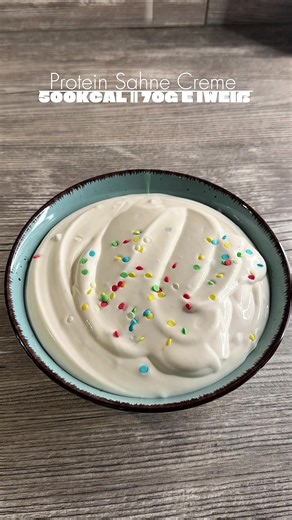 Protein-Sahne-Creme Zutaten \t•\t100 g Rama Cremefine 19 % zum Schlagen \t•\t50 ml ungesüßte Mandelmilch \t•\t50 g Sahneprotein* \t•\t3 Scoops Chunky Flavor (z. B. Birthday Cake)* \t•\t300 g Skyr oder Magerquark *Anzeige || Produkte von @MORE NUTRITION || Code Nicola für -20% auf alles 🤍🫶 Zubereitung \t1.\tRama Cremefine sehr steif aufschlagen. \t2.\tMandelmilch mit dem Sahneprotein klümpchenfrei verrühren. \t3.\tDiese Mischung langsam in die geschlagene Creme laufen lassen. \t4.\tSkyr (oder M