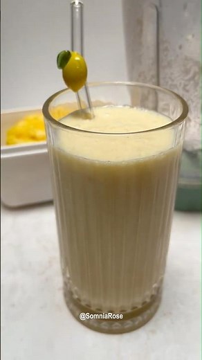 Make easy pineapple smoothie with me😋🍍🍯🥤 #satisfying #asmrvideo #pineapple #smoothie