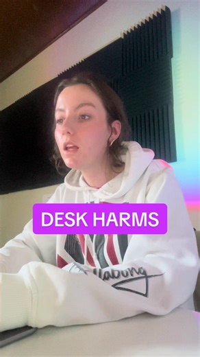 multi-tasking 🥳 #harmony #deskharmonies #singing #singinglessons #musicschool #vocallessons