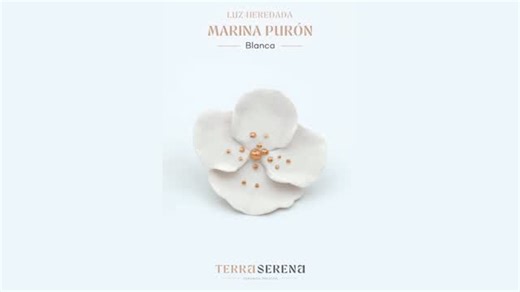 Terra Serena on Instagram: "¿Hay algo más bonito que regalar un trocito de alma? Estas Navidades, en Terra Serena te espera una exposición única: Así es #LuzHeredada Si este año quieres huir de lo obvio, de lo rápido, de lo impersonal, regala artesanía viva. Regala una obra tocada, cuidada y soñada por manos reales. Ven a Terra Serena, déjate elegir por una pieza y haz un regalo que dure más allá de la Navidad: uno que permanezca en casa… y también en el corazón. Agradecer a @cyk.studio su gran 