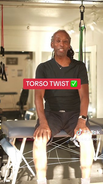 ⭐️🏃‍♀️⭐️ SEATED TORSO TWIST ⭐️🏃‍♀️⭐️ The SEATED TORSO TWIST STRETCH is a fairly simple stretching movement that targets the upper body muscles, the obliques, lower back, spine and also the pecs (chest) muscles. The stretch is performed to ⬆️ range of motion & flexibility in the torso & can be a warm-up exercise or used during post workout cool-down routine. How To ✅👆 👉 Sit on a sturdy chair, spine tall, your posture upright & feet on the floor. 👉 Turn your torso the RIGHT while maintaining