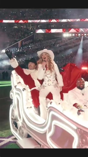 Lainey Wilson Snoop Dogg was NOT on my 2025 bingo card but I am so here for it 😂❤️ #fyp #laineywilson #snoopdogg #liveperformance #nflhalftime