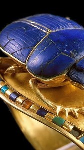 From Tutankhamun’s tomb, a 14th-century BC gold bracelet features a winged scarab carved from rare Libyan desert glass. Symbolizing rebirth and the sun, it has lapis lazuli wings and turquoise inlays, offering the young pharaoh eternal power and divine protection. #tutankhamunscarab | Historical Chronicles