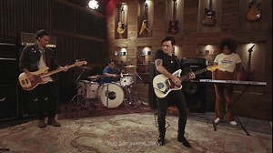 DRAKE BELL PARTICIPÓ EN UN NUEVO COMERCIAL 🤯 El producto dermatológico "Barmicil" optó por realizar su comercial con el cantante envuelto en polémica: Drake Bell. Pero eso no es lo más llamativo, el comercial lo reunió de forma extraña con su hermano ficticio Josh, ya que podemos ver al actor de doblaje que hizo la memorable voz de Josh Peck en 'Drake & Josh'. "Oye tranquilo viejo" y "Abrázame hermano" son dos frases que sin dudas nos teletransportan a la época dorada de Nickelodeon. Sin dudas,