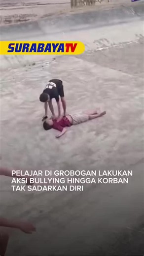 Jawa Tengah - Seorang pelajar berinisial SP menjadi korban dugaan perundungan di Kabupaten Grobogan, Jawa Tengah, hingga sempat tidak sadarkan diri. Peristiwa tersebut terjadi di saluran irigasi Desa Tanjungrejo, Kecamatan Wirosari, Kamis (10/9/2026) sekitar pukul 17.00 WIB. Aksi tersebut terekam dalam video berdurasi sekitar 51 detik yang kemudian beredar di media sosial. Dalam rekaman, SP terlihat terkapar di saluran irigasi setelah diduga dianiaya seorang remaja laki-laki. Sejumlah remaja lai