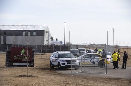 Calgary convoy heads to GraceLife Church to protest closure