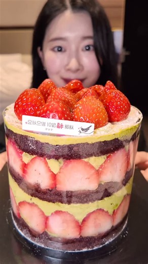 푸메 Fume on Instagram: "성심당 말차시루 🍓🌱 우유 말먹 필수 🎂 (숟가락으로 퍼먹으면 더 맛있다,,) 부드럽고 찐한 브라우니st 초코 시트 🍫 상콤달콤 톡톡 터지는 신선한 딸기 🍓 말차맛 은은~한 부드러운 크림 🌱 도저히 맛이 없을 수 없다 🥹👍🏻 ⭐️ 성심당 말차시루 200% 즐기기 ⭐️ ✔️ 띠지는 제거하지 말고 숟가락으로 퍼먹기! ✔️ 하루 뒤엔 시트가 더 브라우니처럼 쫀쫀묵직해져요! ✔️ 우유 말먹은 선택 아니고 필수 솔직히 가성비 케이크가 아닐까 싶었는데 즈언혀,, 근래 먹은 케이크 중 가장 맛있었고 살면서 먹은 케이크 중 손가락 안에 꼽혀요! 🤦🏻‍♀️ 말차 불호자들도 좋아하실 것 같은 맛 밸런스가 기가 막힙니다,, (왜 웨이팅이 있는지 한 입 먹고 바로 납득) 성심당 말차시루는 시즌 끝나기 전에