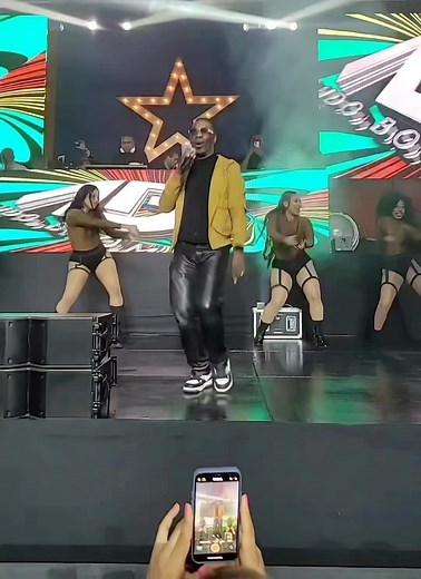 Noticias en Desarrollo | El cantante Nando Boom sufrió una fuerte caída durante su presentación en el Panama Convention Center, pero a pesar del impacto, el artista... | Instagram