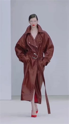 Colombiamoda | Colombiatex | Emprendimiento on Instagram: "¿Qué nos están contando las pasarelas del mundo sobre el futuro de la moda? Cada temporada, los desfiles revelan más que tendencias: son reflejos de los cambios culturales, creativos y emocionales que están redefiniendo la industria global. 🌍 Analizar la moda es comprender el momento que vivimos y anticipar lo que viene. Por eso, Runway Review S/S26 reúne los movimientos, ideas y direcciones que marcarán el próximo ciclo creativo. 📺 Mi