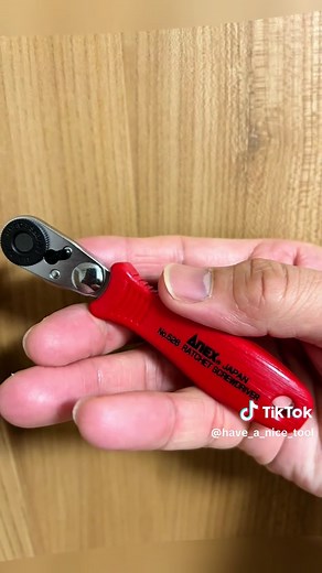 狭い箇所でビスを締めるときに、使いやすくて愛用しています😆 ストレートタイプとアップヘッドタイプがあるんですが、角度があるアップヘッドタイプが好きです🥰 ビットの交換もワンタッチでできるので、ストレスフリーな逸品です👍 #ANNEX#TOOL#便利グッズ #工具 #おすすめ