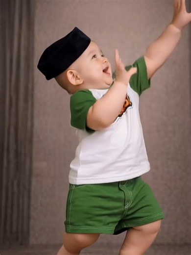 Video Lucu Bayi dengan Perahu Layar