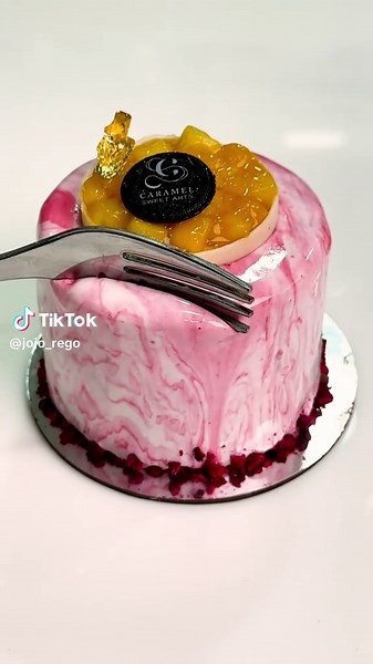 ‏How does it look 😍 ? #cake #cakeart