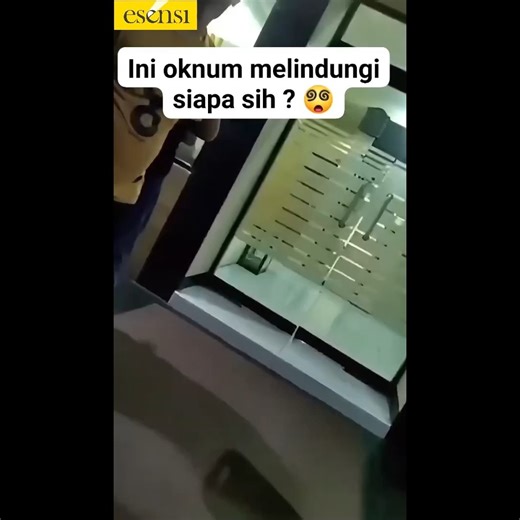 ESENSI.TV - #ESSENTIALNEWS on Instagram: "Ketika Maling Dilepas: Prosedur Hukum vs Rasa Keadilan Korban Kasus viral menunjukkan korban pencurian kecewa setelah pelaku yang sudah diamankan justru diarahkan untuk dilepas, dengan alasan proses hukum dari laporan polisi hingga putusan hakim membutuhkan waktu panjang. Situasi ini memicu perdebatan publik: apakah langkah aparat bertujuan mencegah konflik dan kekerasan, atau justru mengurangi rasa keadilan korban? Dalam sistem hukum pidana, setiap pela