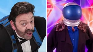 Marc Labrèche imite Guillaume Lemay-Thivierge dans une parodie de Chanteurs masqués nommée Chroniqueurs masqués