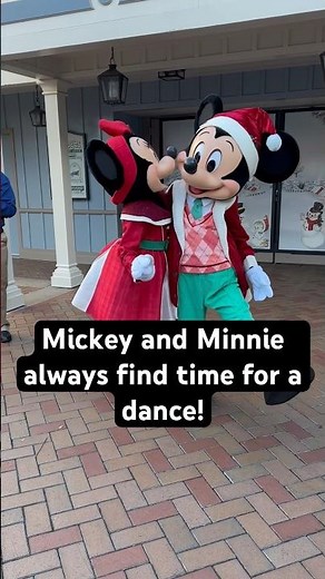 Mickey and Minnie dancing! // Disneyland