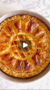 Burçin Arda|Pastry Chef on Instagram: "Arnavut Böreği Malzemeler Su bardağı ölçüm 200ml 1kg un(8 su bardağı) 600 ml su(3 su bardağı) 10 ml sirke(1 yemek kaşığı normalde atılmıyor ama ben attım isteğe bağlı) 25 g tuz(1 yemek kaşığı) Ara katlar için 350 g tereyağı(Sıvı yağ ile yarı yarıya da yapabilirsiniz)Yağ az olursa böyle kabarmaz çıtır olmaz🥲hakkını verelim şu böreğin😎 Hazırlanışı Suyun ılık olsun,unu karıştırma kabına al bütün malzemeni ekle sertten az yumuşak bir hamur elde et(Sert diye k