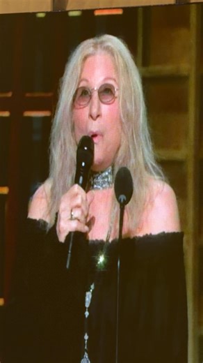 #barbarastreisand #honors #robertredford w/a rare #performance of #thewaywewere